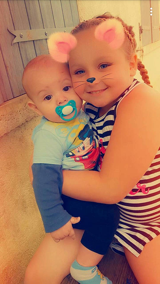 Teça Ma Nièce participe au concours pour gagner de l'argent avec cette photo : abdomen, blond, cheek, child, day, eye, fun, girl, hair, hand, human_hair_color, infant, joy, leg, organ, person, pink, product, skin, textile