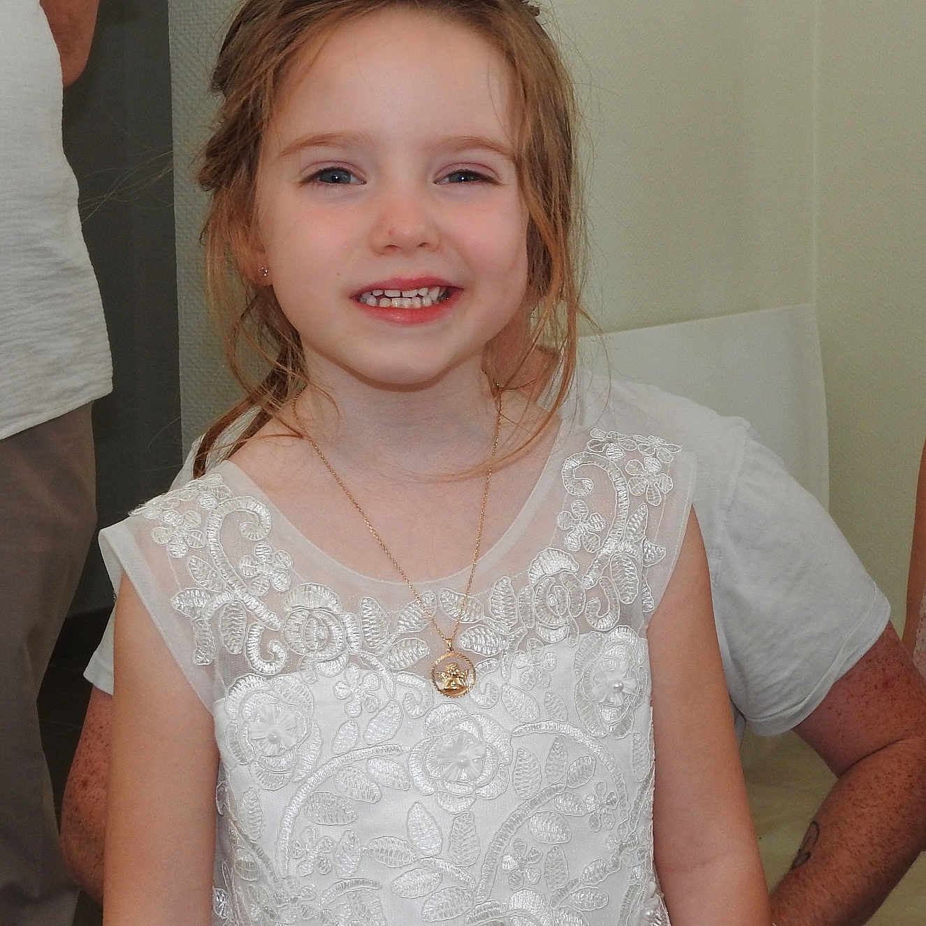 Yrina a rejoint le concours — aidez-le/la à gagner de superbes lots ! child, girl, smile, white_dress, lace, portrait, indoor, happy, person, necklace, young, cute, tousled_hair, formal, celebration, people, background, standing, fashion, portrait_photography