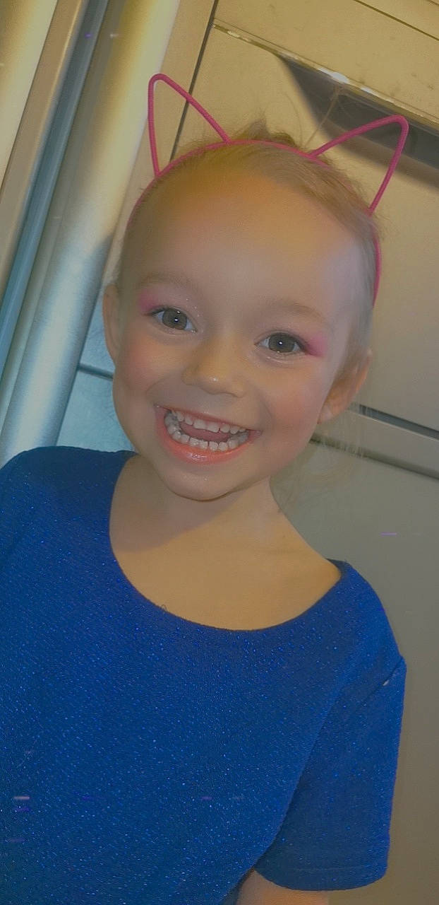 Lola Giulia participe au concours pour gagner de l'argent avec cette photo : cheek, chest, chin, eye, eyebrow, forehead, fun, hair, happy, head, headgear, human_body, iris, jaw, joy, lip, mouth, neck, nose, person