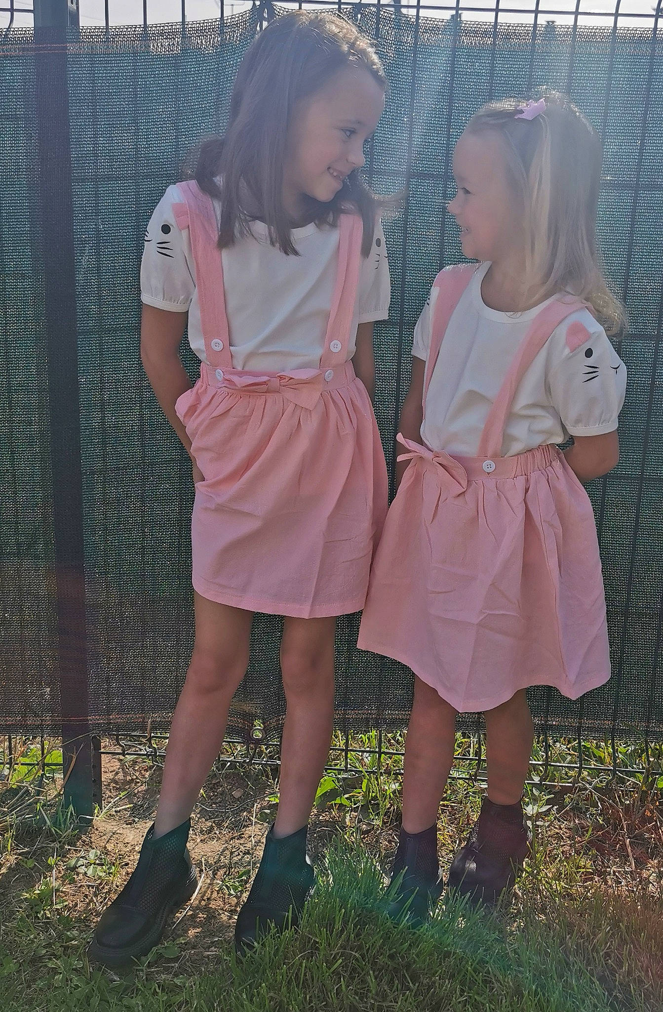Lola Giulia a rejoint le concours — aidez-le/la à gagner de superbes lots ! bangs, dress, eye, fence, footwear, grass, happy, human_leg, jewellery, joy, knee, leg, long_hair, magenta, people_in_nature, person, plant, sandal, shoe, thigh