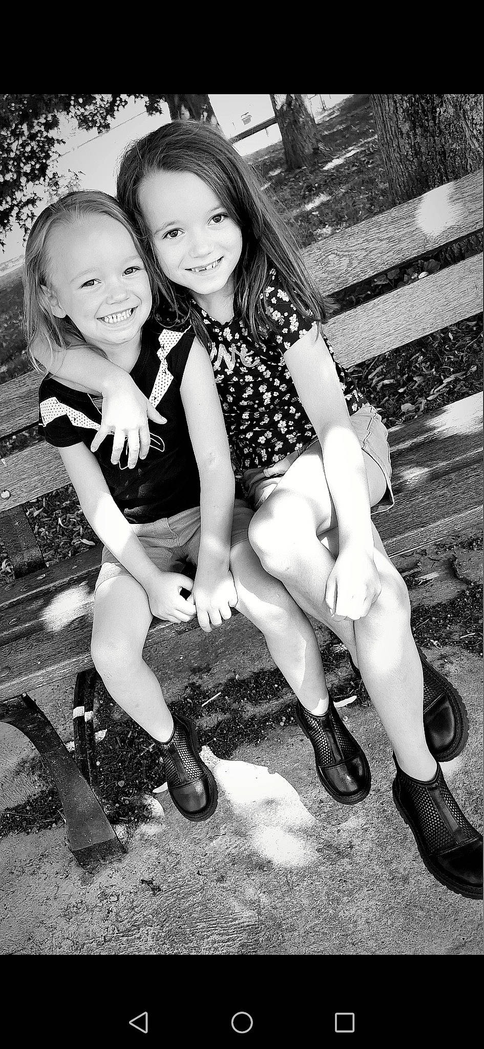 Lola Giulia participe au concours pour gagner de l'argent avec cette photo : black, black_and_white, eye, face, flash_photography, footwear, fun, gesture, happy, head, human_body, joy, leg, people_in_nature, person, photograph, shoe, shorts, smile, standing