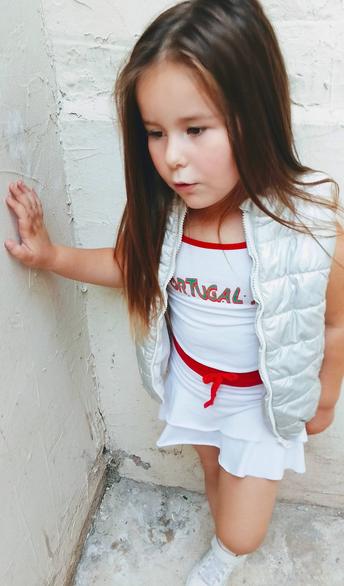 Kathaleya participe au concours pour gagner de l'argent avec cette photo : black_hair, chin, face, fashion, hair, hairstyle, happy, head, human_body, joint, lip, long_hair, neck, person, school_uniform, shoulder, skin, sleeve, t_shirt, thigh