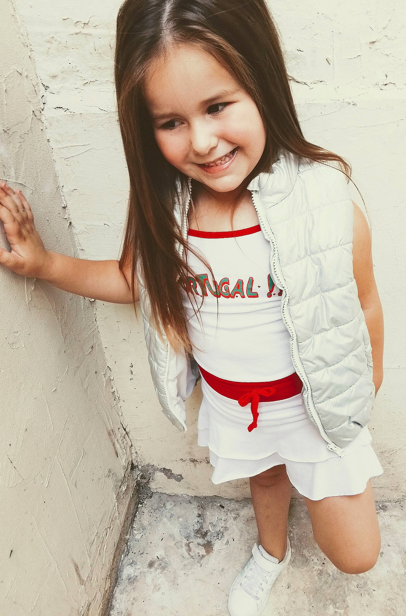 Kathaleya a rejoint le concours — aidez-le/la à gagner de superbes lots ! arm, chin, eye, face, finger, flash_photography, gesture, hair, happy, head, iris, joint, joy, lip, neck, person, shoulder, skin, sleeve, smile