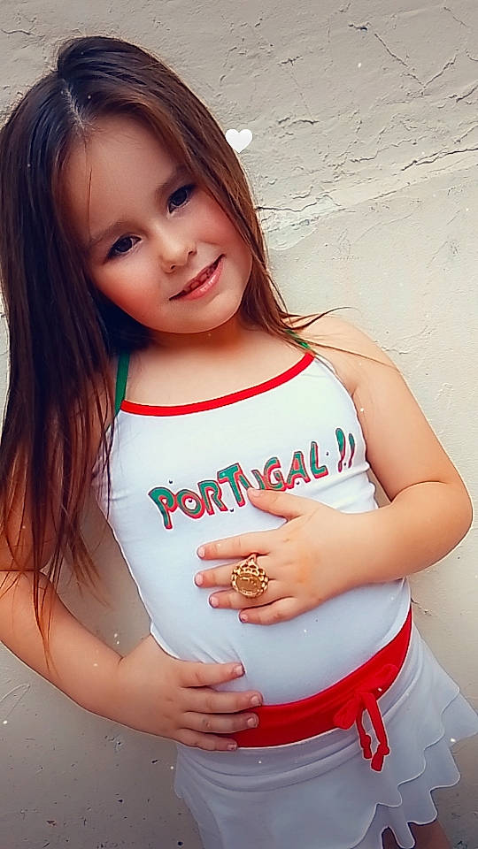 Kathaleya participe au concours pour gagner de l'argent avec cette photo : arm, clothing, eye, face, facial_expression, fashion, gesture, hair, hairstyle, happy, head, human_body, joint, joy, muscle, neck, person, shoulder, skin, sleeve