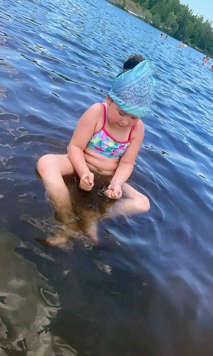 Kathaleya participe au concours pour gagner de l'argent avec cette photo : barefoot, baseball_cap, brassiere, cap, chest, elbow, electric_blue, fun, hat, headwear, human_leg, lake, leisure, ocean, person, personal_protective_equipment, recreation, shorts, swimwear, thigh