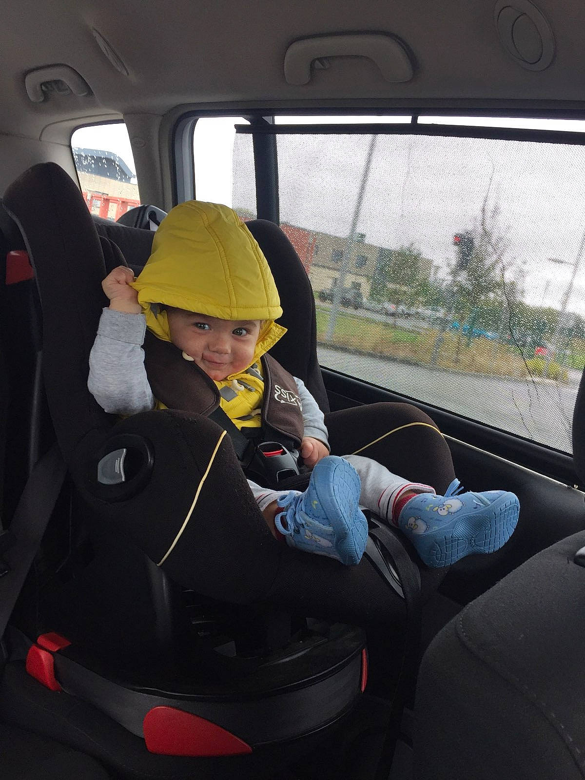 Thimeo participe au concours pour gagner de l'argent avec cette photo : auto_part, car, car_seat, driving, family_car, headwear, passenger, person, seat_belt, vehicle, vehicle_door