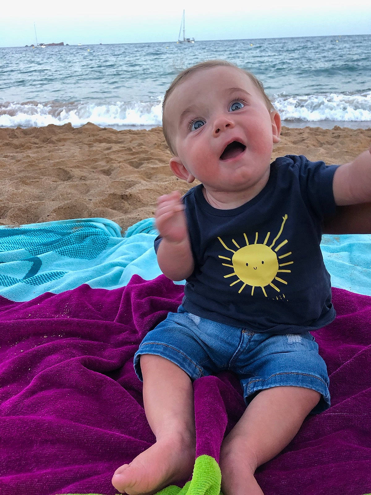 Thimeo participe au concours pour gagner de l'argent avec cette photo : baby, baby_products, beach, child, fun, ocean, person, play, sea, sitting, smile, summer, surprise, toddler, vacation