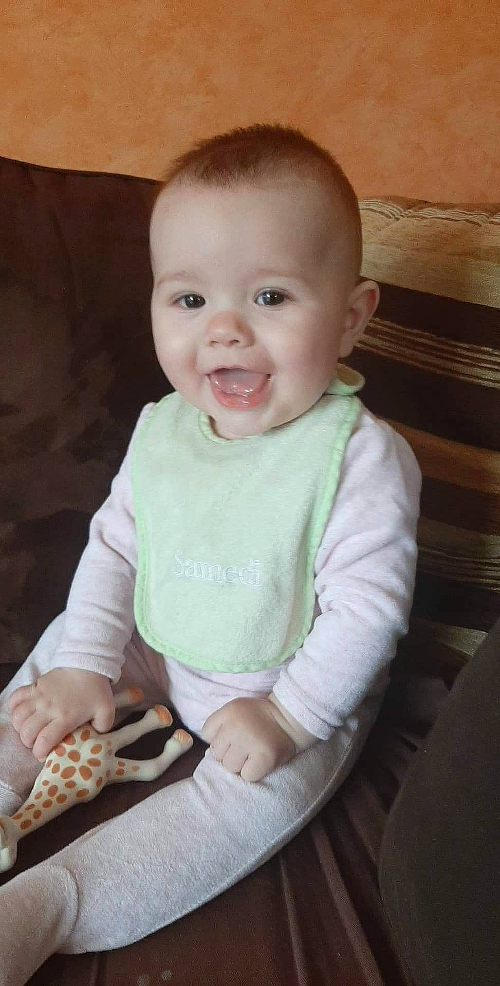 Mélyne a rejoint le concours — aidez-le/la à gagner de superbes lots ! baby, baby_toddler_clothing, cheek, child, eye, face, head, person, sitting, skin, smile, toddler