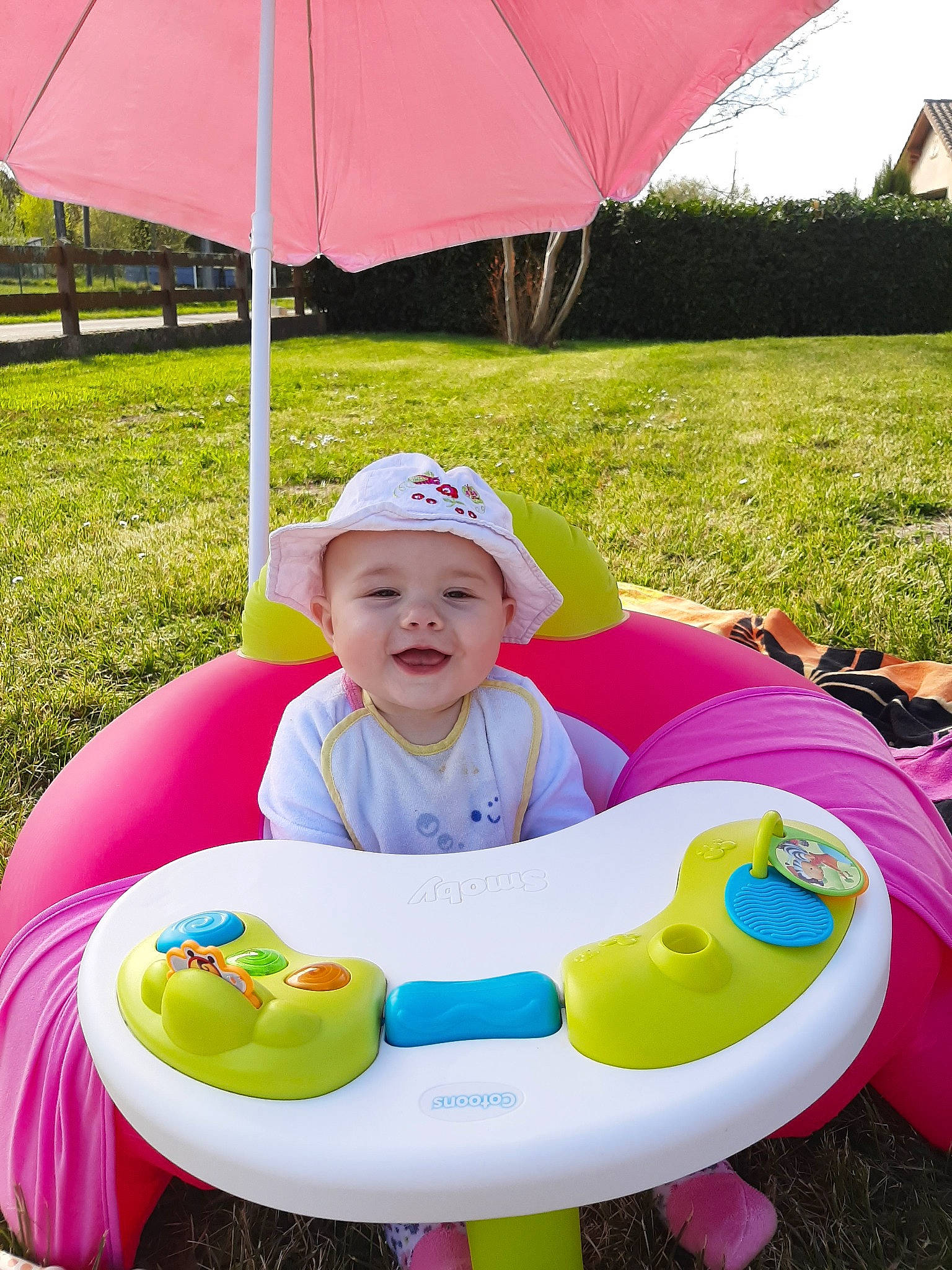 Mélyne a rejoint le concours — aidez-le/la à gagner de superbes lots ! baby, baby_products, baby_toys, child, fun, games, grass, headwear, joy, leisure, person, pink, play, product, recreation, sitting, smile, summer, table, toddler