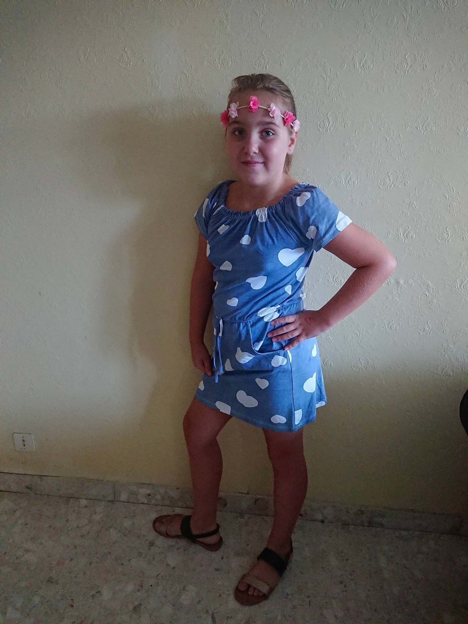 Éléonore participe au concours pour gagner de l'argent avec cette photo : blue, dress, electric_blue, joint, knee, leg, person, shoe, shoulder, standing