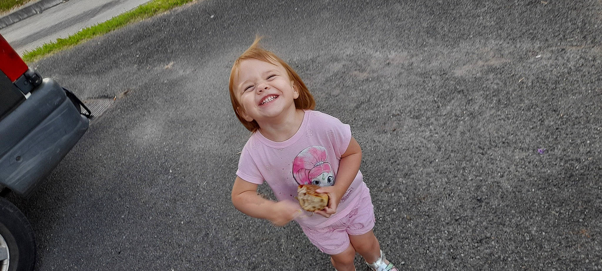 Mélyne participe au concours pour gagner de l'argent avec cette photo : asphalt, baby_toddler_clothing, blond, eye, face, fun, grass, hair, happy, head, joy, leisure, person, recreation, road, road_surface, shorts, sidewalk, sleeve, smile