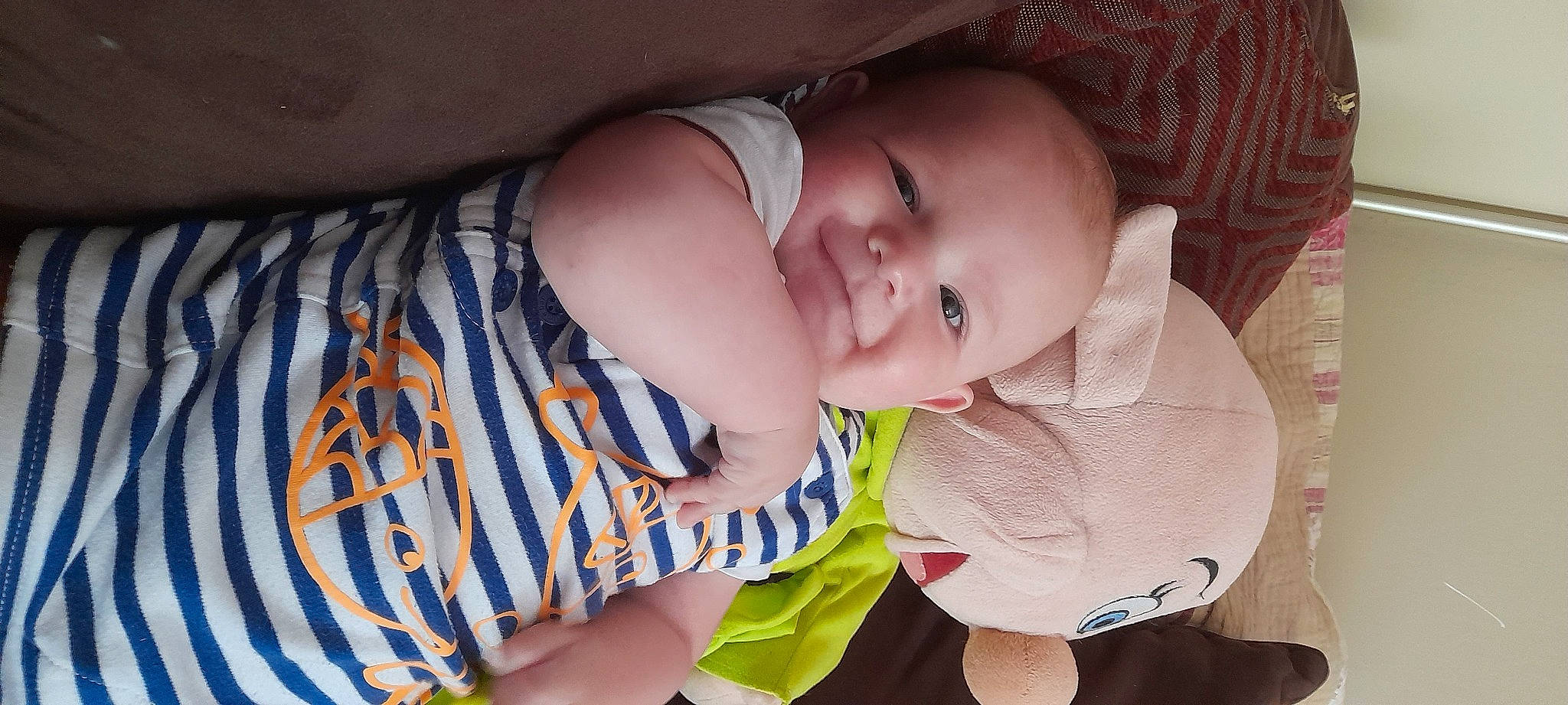 Djulian a rejoint le concours — aidez-le/la à gagner de superbes lots ! arm, baby, baby_products, baby_toddler_clothing, cheek, comfort, eye, finger, happy, head, human_body, iris, lip, mouth, nail, nose, person, skin, smile, textile