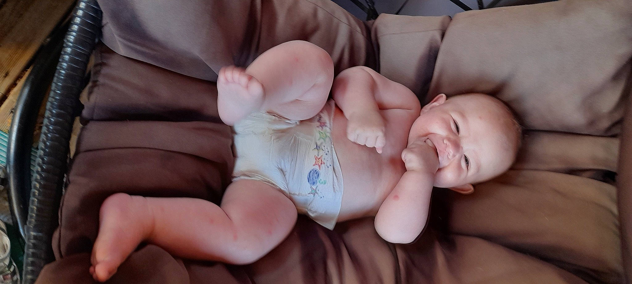 Djulian a rejoint le concours — aidez-le/la à gagner de superbes lots ! abdomen, arm, baby, baby_toddler_clothing, cheek, chest, comfort, finger, gesture, hand, human_body, joint, mouth, nail, person, pink, skin, textile, thigh, thumb