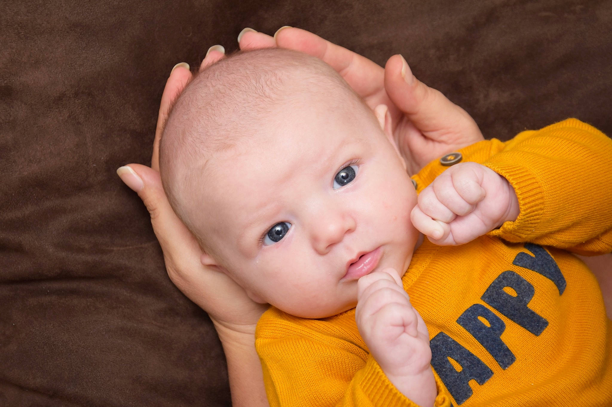 Djulian a rejoint le concours — aidez-le/la à gagner de superbes lots ! baby, baby_toddler_clothing, cheek, chin, ear, eye, eyebrow, facial_expression, finger, gesture, hair, head, iris, lip, mammal, mouth, nose, orange, person, skin