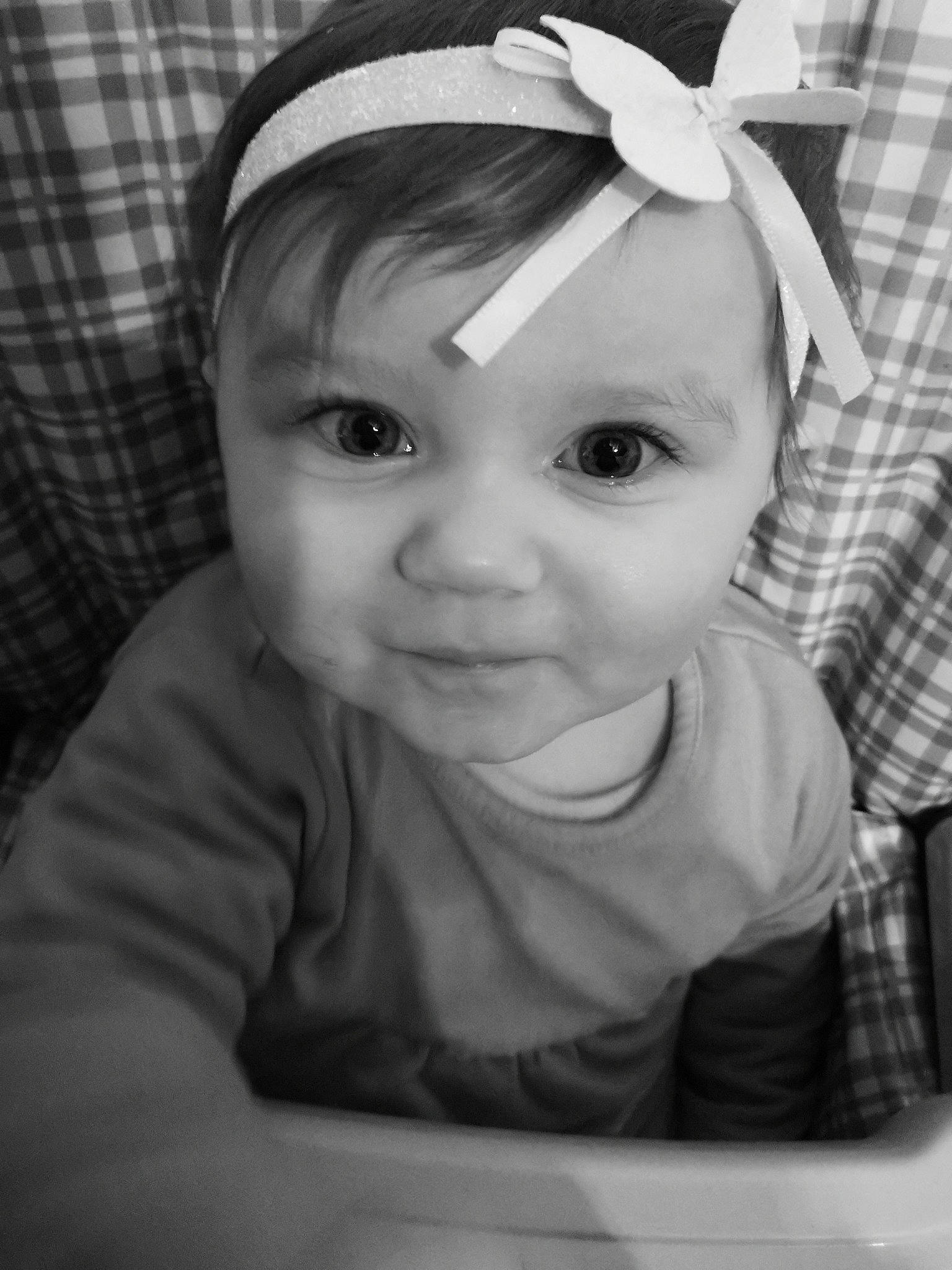 Julia a rejoint le concours — aidez-le/la à gagner de superbes lots ! baby, black_and_white, cheek, child, ear, eye, eyebrow, face, forehead, head, headgear, lip, monochrome, nose, organ, person, photography, skin, smile, toddler