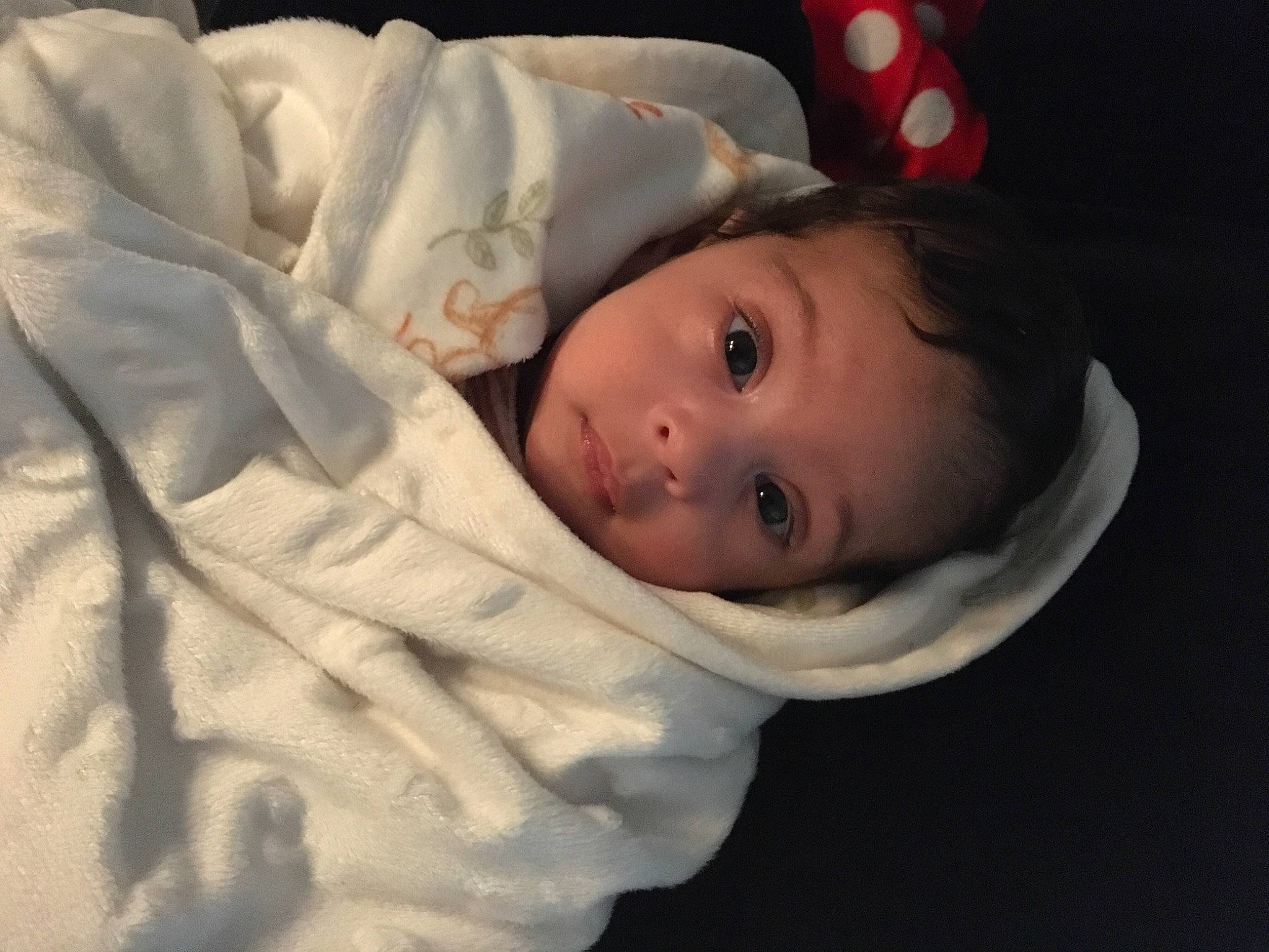 Tia a rejoint le concours — aidez-le/la à gagner de superbes lots ! baby, baby_products, baby_toddler_clothing, cheek, child, comfort, darkness, eyebrow, eyelash, flash_photography, hat, iris, lip, monochrome, nose, person, portrait_photography, room, sleeve, smile