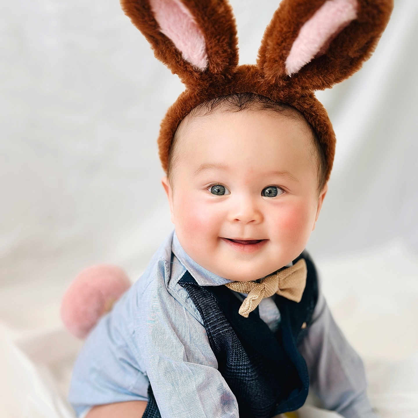Koen is registered to the contest to win money with this photo: accessories, baby, babylaughing, bodypart, clothing, costume, face, finger, formalwear, hand, happy, head, person, photography, plush, portrait, sitting, smile, tie, toy