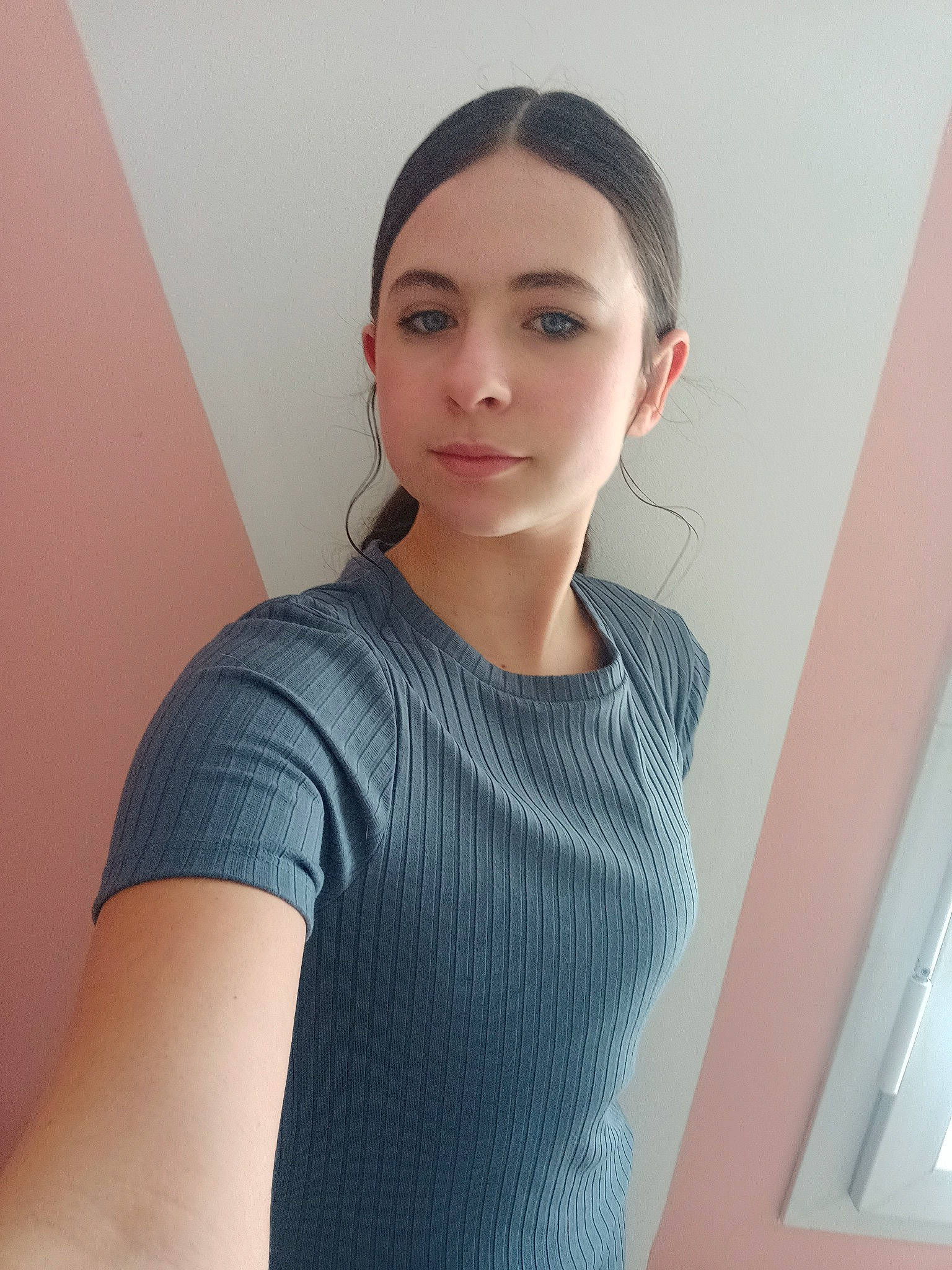 Rose a rejoint le concours — aidez-le/la à gagner de superbes lots ! black_hair, chin, collar, elbow, eyebrow, eyelash, fashion_design, hair, hairstyle, head, human_body, jaw, joint, lip, neck, person, shoulder, sleeve, standing, thigh