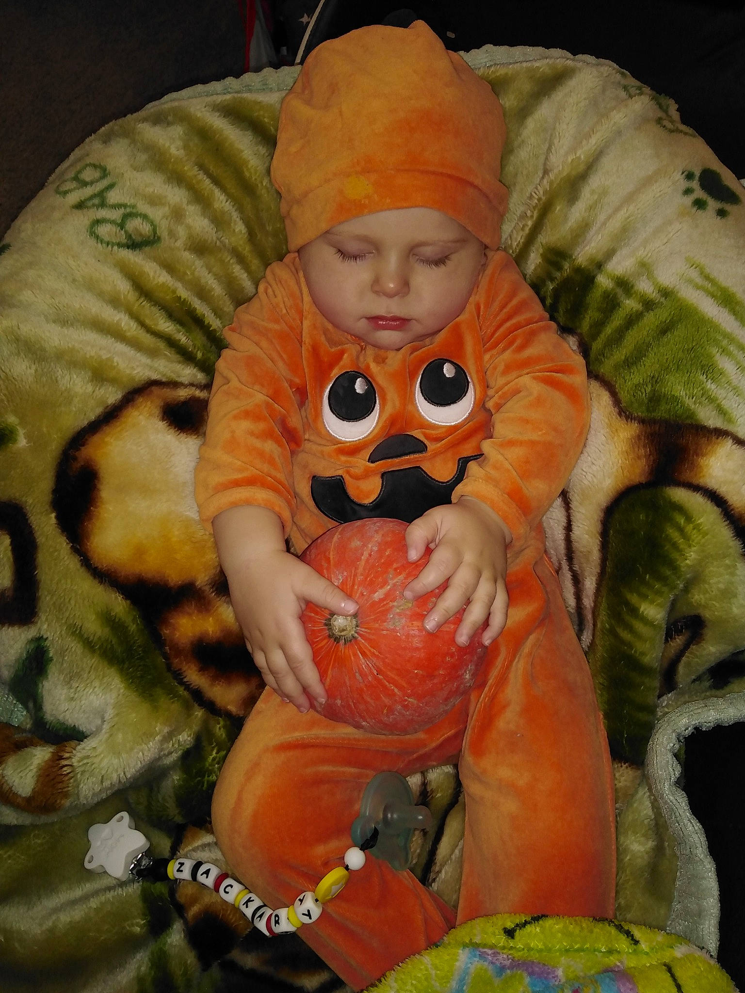 Zackary a rejoint le concours — aidez-le/la à gagner de superbes lots ! baby, calabaza, child, headwear, orange, person, pumpkin, toy, vegetable, winter_squash