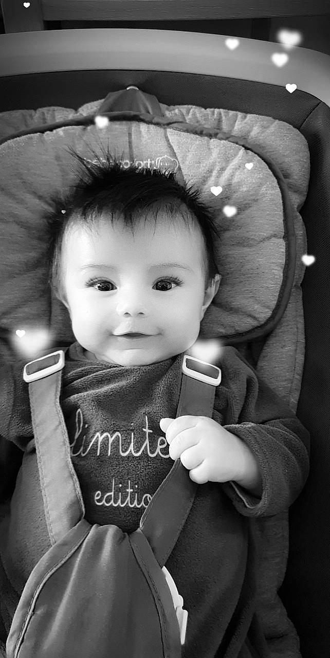 Estheban a rejoint le concours — aidez-le/la à gagner de superbes lots ! black, black_and_white, cheek, chin, eye, eyebrow, eyelash, facial_expression, flash_photography, gesture, hair, hairstyle, hand, iris, lip, nose, organ, person, photograph, skin