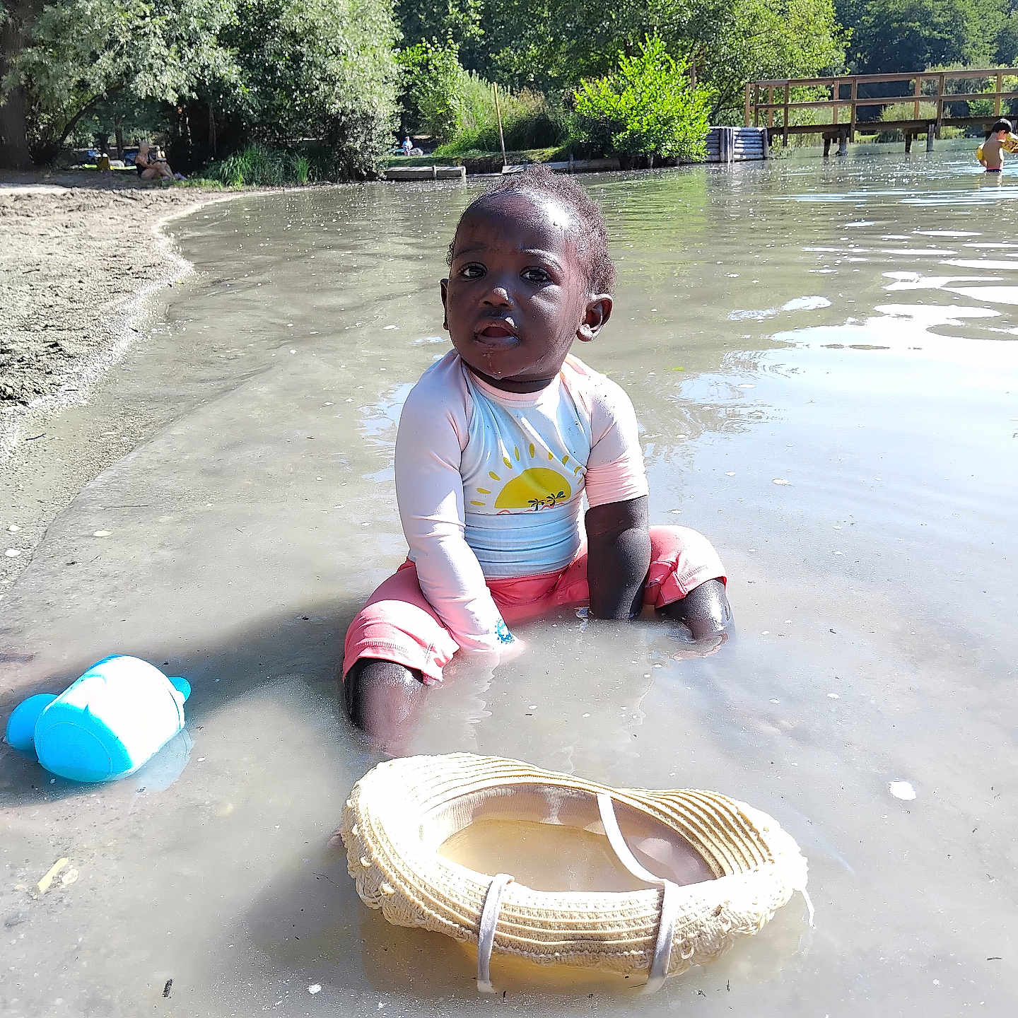 Imany participe au concours pour gagner de l'argent avec cette photo : baby, basket, beach, coast, face, head, nature, outdoors, person, photography, plant, pond, portrait, sea, sitting, soil, summer, tree, vegetation, water