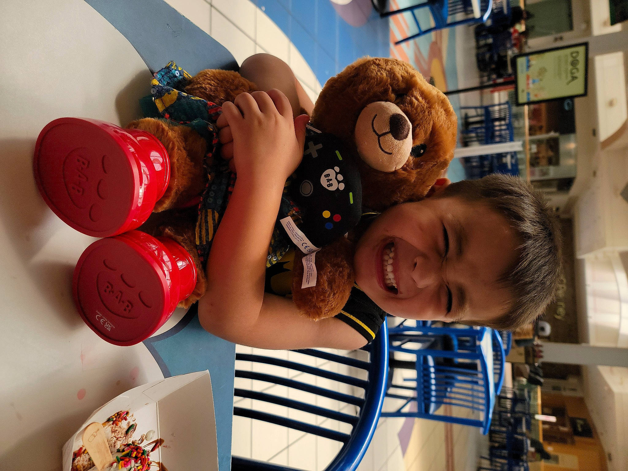 Jaxx is registered to the contest to win money with this photo: balloon, carmine, child, cup, drum, event, fun, happy, joy, leisure, nail, party_supply, person, plate, room, shelf, smile, snapshot, t_shirt, tableware