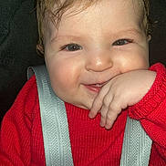 Lehna Jasmine a rejoint le concours — aidez-le/la à gagner de superbes lots ! baby, child, smile, red_sweater, car_seat, harness, hand, face, cheeks, cute, infant, happy, person, clothing, seatbelt, closeup, indoor, portrait, skin, hair