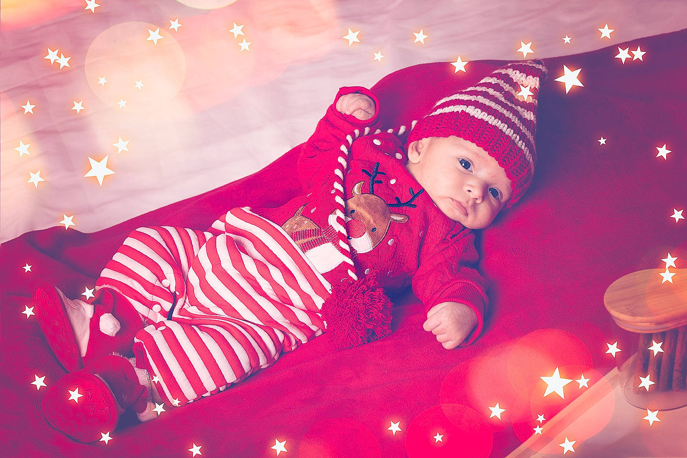 Owen a rejoint le concours — aidez-le/la à gagner de superbes lots ! baby, child, christmas, christmas_decoration, christmas_eve, christmas_lights, christmas_ornament, decoration, event, fun, happy, headwear, holiday, human_body, interior_design, magenta, ornament, person, pink, smile
