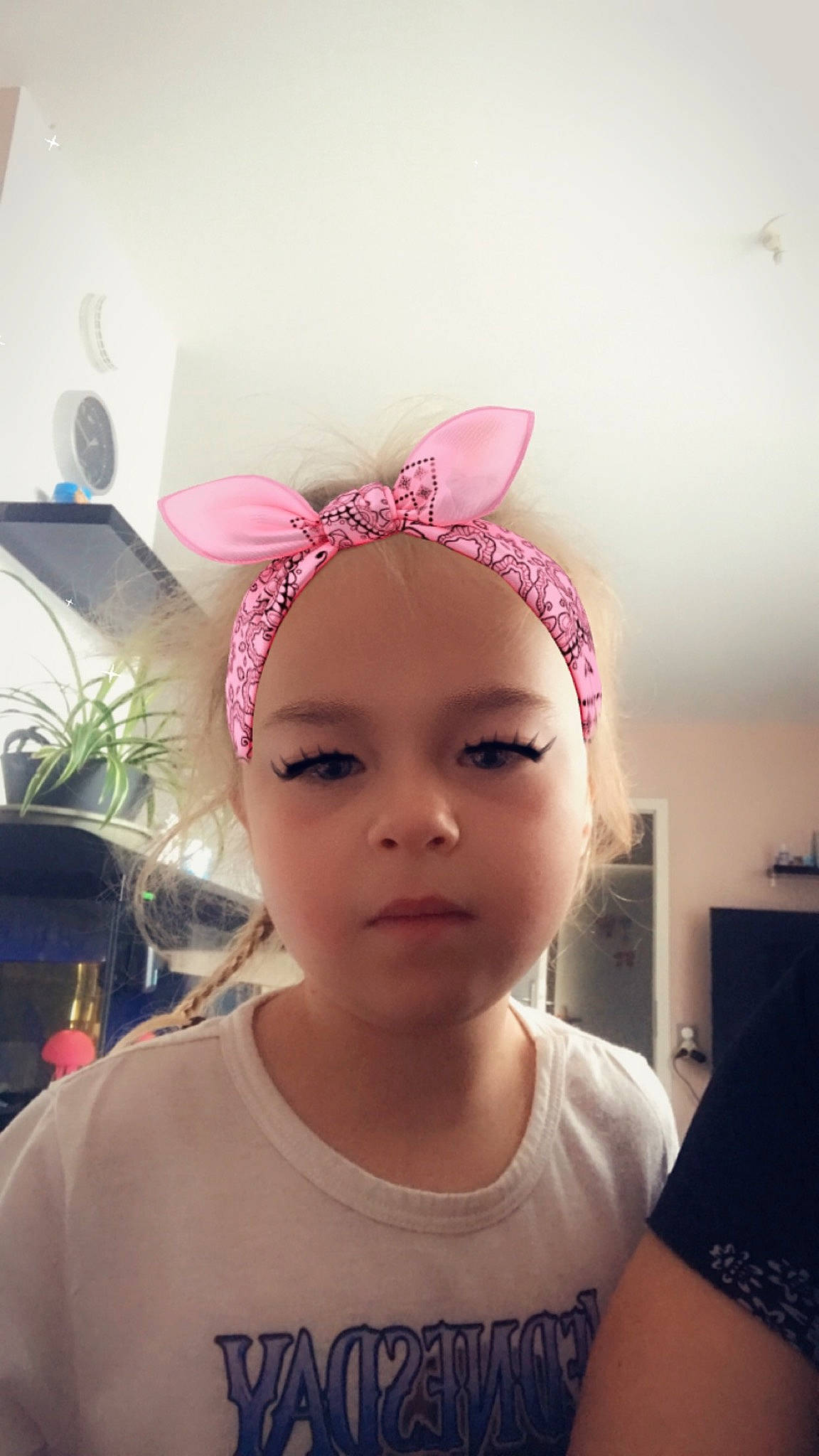 Louna participe au concours pour gagner de l'argent avec cette photo : cap, costume_hat, ear, eyelash, fashion_design, hair_accessory, happy, hat, headband, headpiece, headwear, houseplant, human_body, jaw, lip, magenta, person, pink, plant, selfie