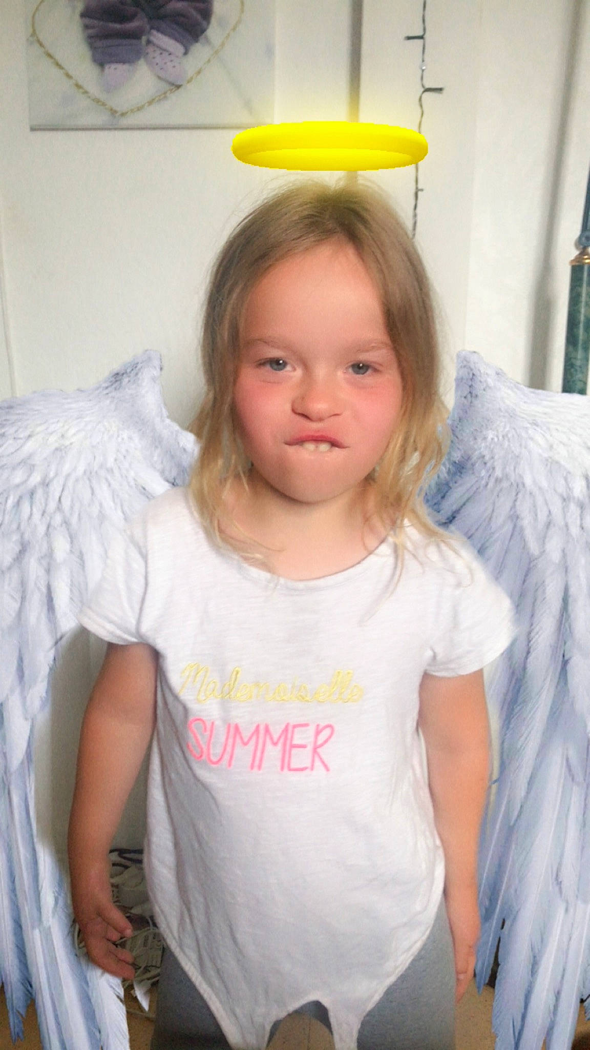 Louna participe au concours pour gagner de l'argent avec cette photo : baby_toddler_clothing, cool, eye, eyelash, facial_expression, hair, hairstyle, happy, iris, joint, mouth, neck, person, pink, shoulder, sleeve, standing, t_shirt, toddler, white