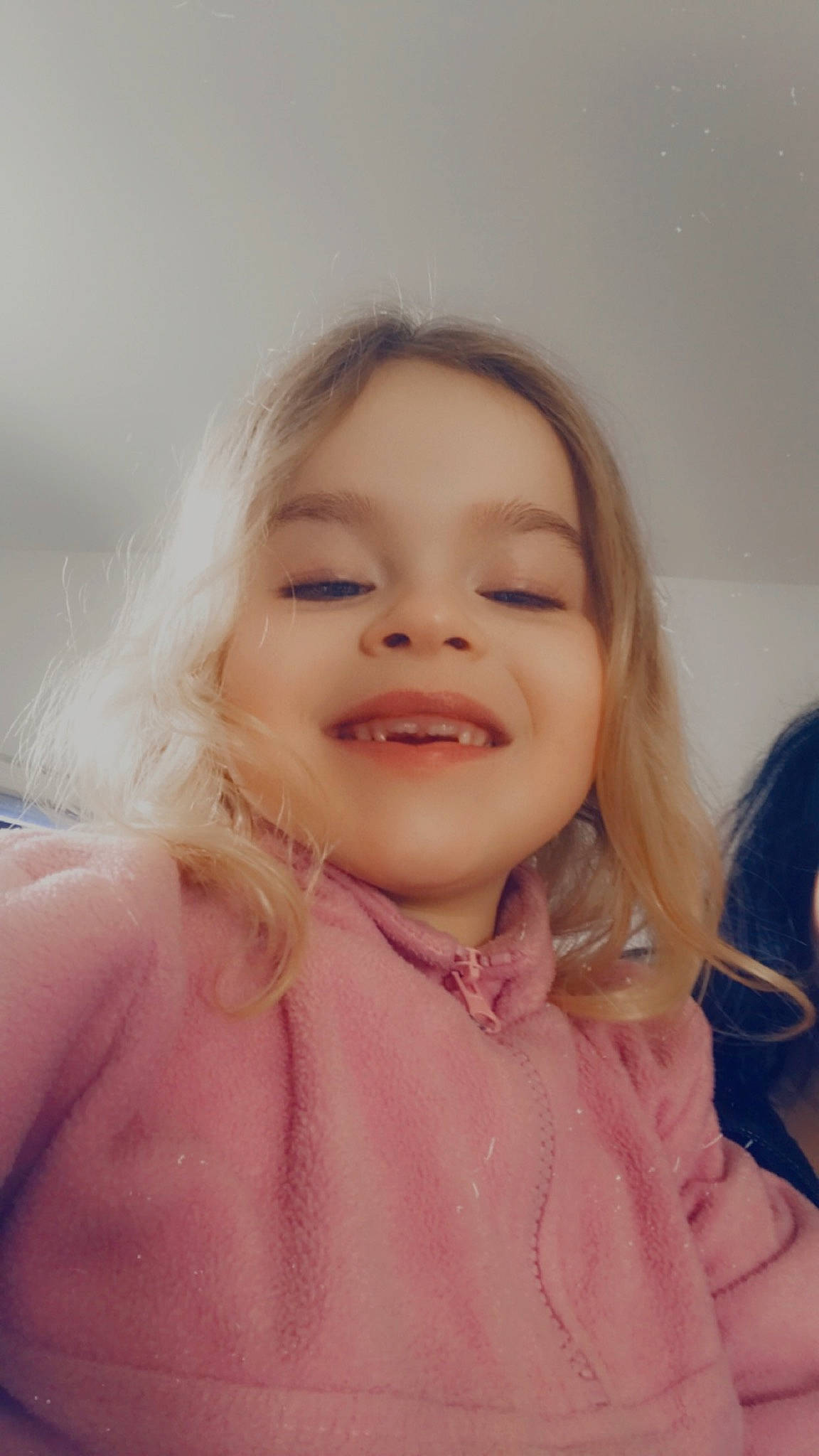 Louna a rejoint le concours — aidez-le/la à gagner de superbes lots ! blond, cheek, eye, eyebrow, eyelash, face, flash_photography, fun, gesture, happy, iris, joy, lip, long_hair, mouth, nose, person, pink, shoulder, skin