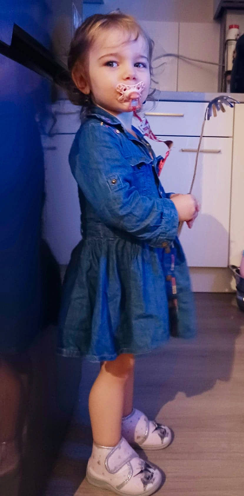 Athénaïs a rejoint le concours — aidez-le/la à gagner de superbes lots ! blue, cabinetry, chest_of_drawers, electric_blue, eye, fashion_accessory, fashion_design, formal_wear, home_appliance, human_leg, jacket, jewellery, joint, person, purple, refrigerator, sleeve, toddler, uniform, waist