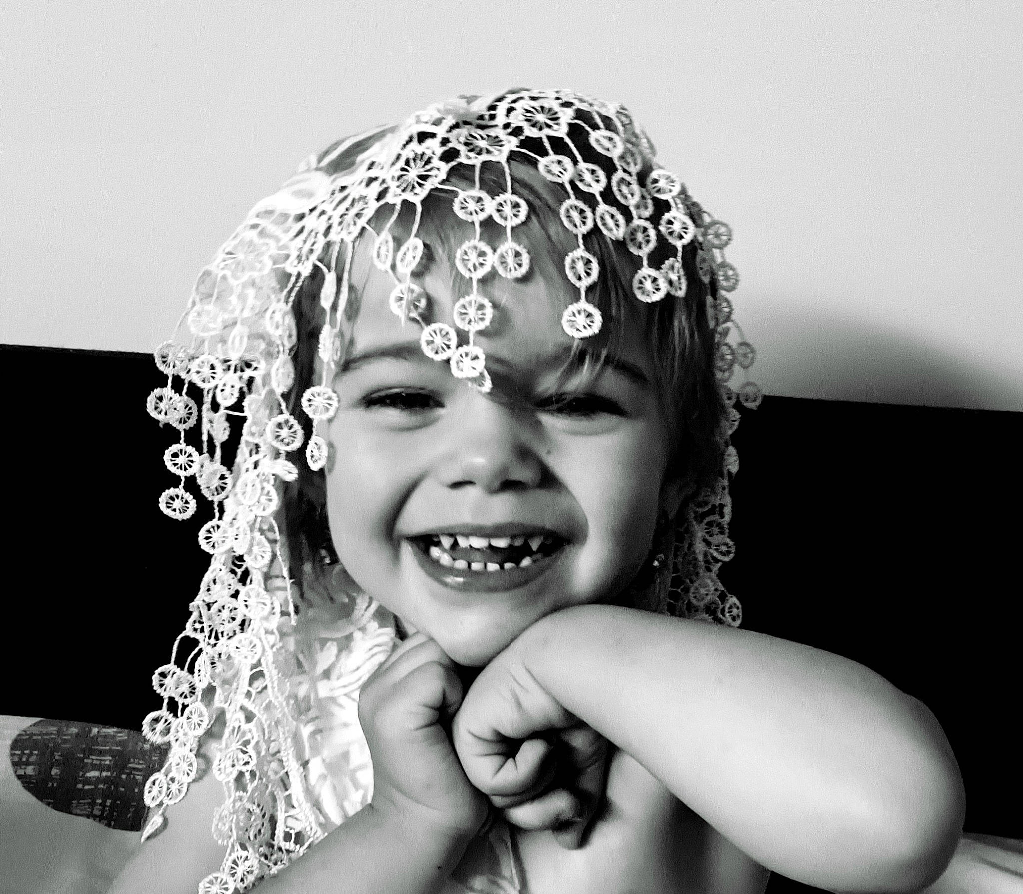 Athénaïs a rejoint le concours — aidez-le/la à gagner de superbes lots ! black_and_white, cap, child, close_up, event, eyebrow, fashion_accessory, flash_photography, fun, gesture, hair_accessory, happy, headpiece, joy, laugh, monochrome, monochrome_photography, person, smile, stock_photography