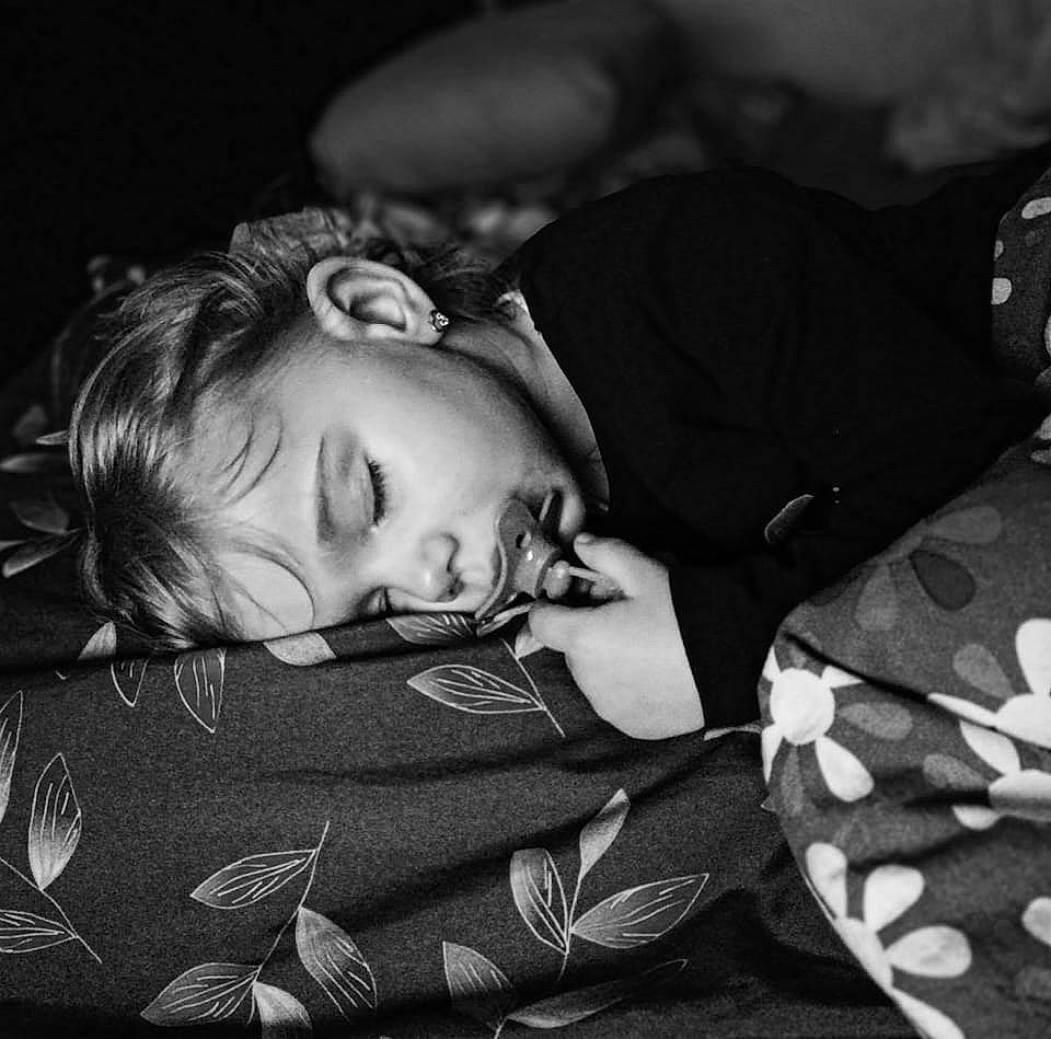 Athénaïs a rejoint le concours — aidez-le/la à gagner de superbes lots ! baby, bedtime, black_and_white, child, comfort, couch, darkness, elbow, flash_photography, grass, happy, monochrome, monochrome_photography, nap, pattern, person, room, sitting, stock_photography, style