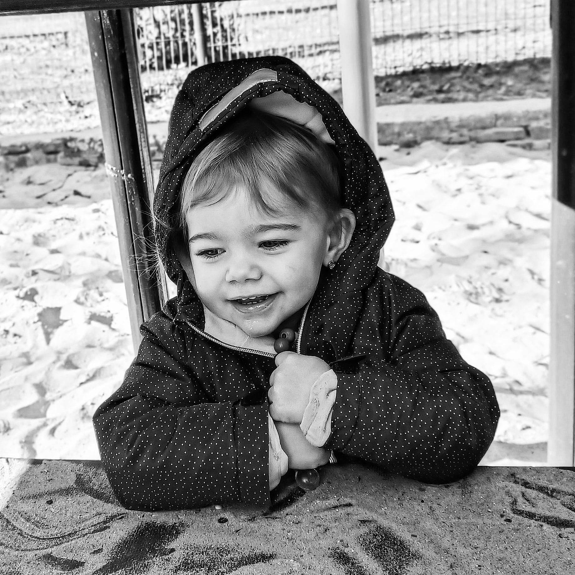 Athénaïs a rejoint le concours — aidez-le/la à gagner de superbes lots ! beauty, black, black_and_white, cheek, child, eye, facial_expression, fun, happy, human, joy, monochrome, monochrome_photography, nose, person, public_space, skin, smile, standing, style
