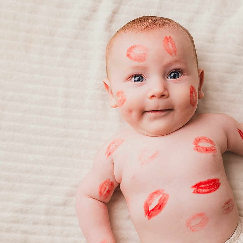 Naël a rejoint le concours — aidez-le/la à gagner de superbes lots ! baby, babylaughing, bodypart, cosmetics, face, finger, hand, happy, head, lipstick, newborn, person, photography, portrait, skin, smile