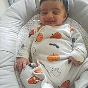 Raphaël participe au concours pour gagner de l'argent avec cette photo : baby, bat, chair, child, clothing, cozy, cute, ghost, halloween, happy, indoor, infant, natural_light, onesie, padded_chair, person, pumpkin, seated, smiling, window