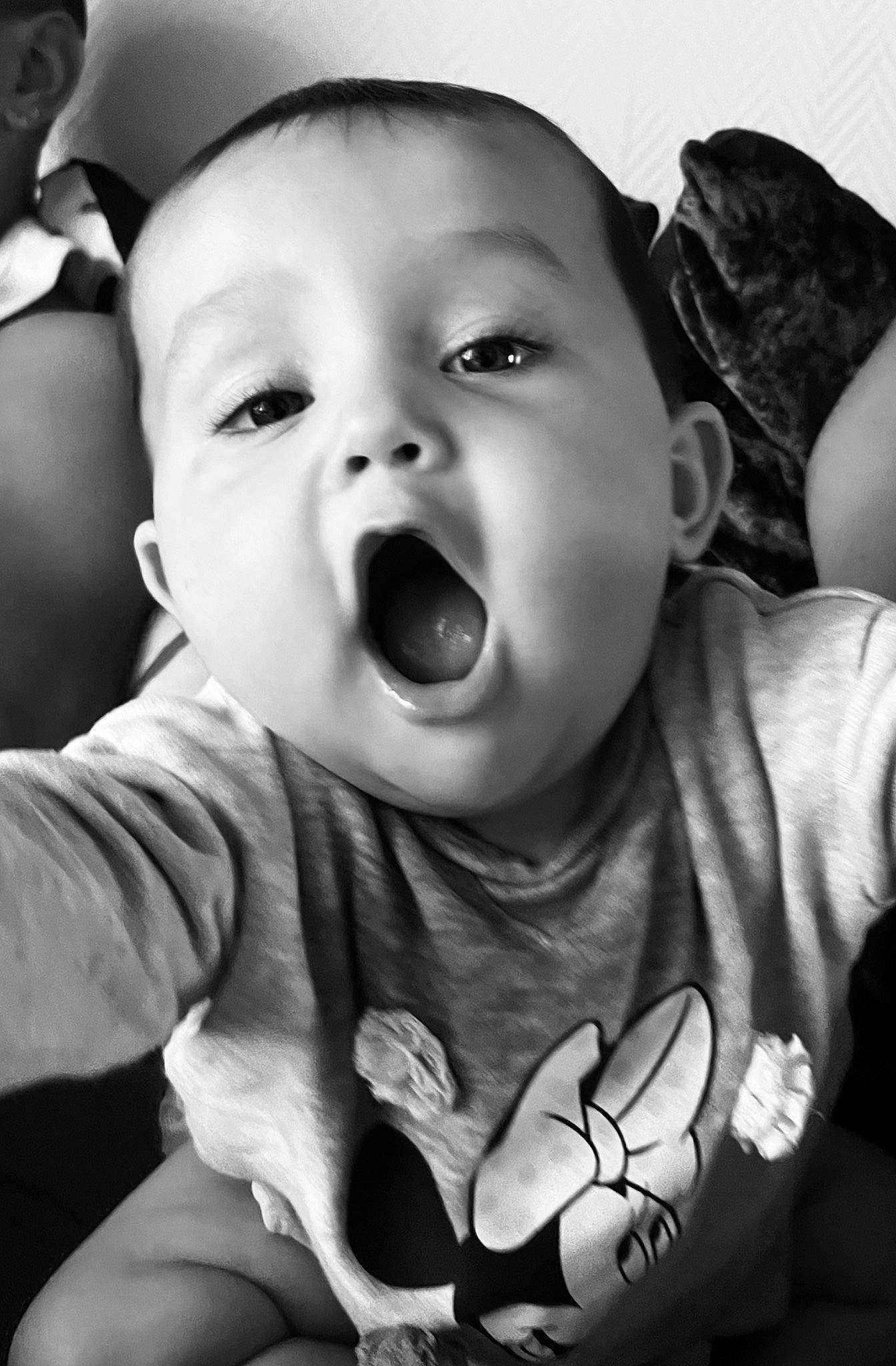 Elyna participe au concours pour gagner de l'argent avec cette photo : black, black_and_white, cheek, ear, eye, eyebrow, face, flash_photography, gesture, happy, head, human_body, iris, lip, mouth, nose, organ, person, photograph, skin