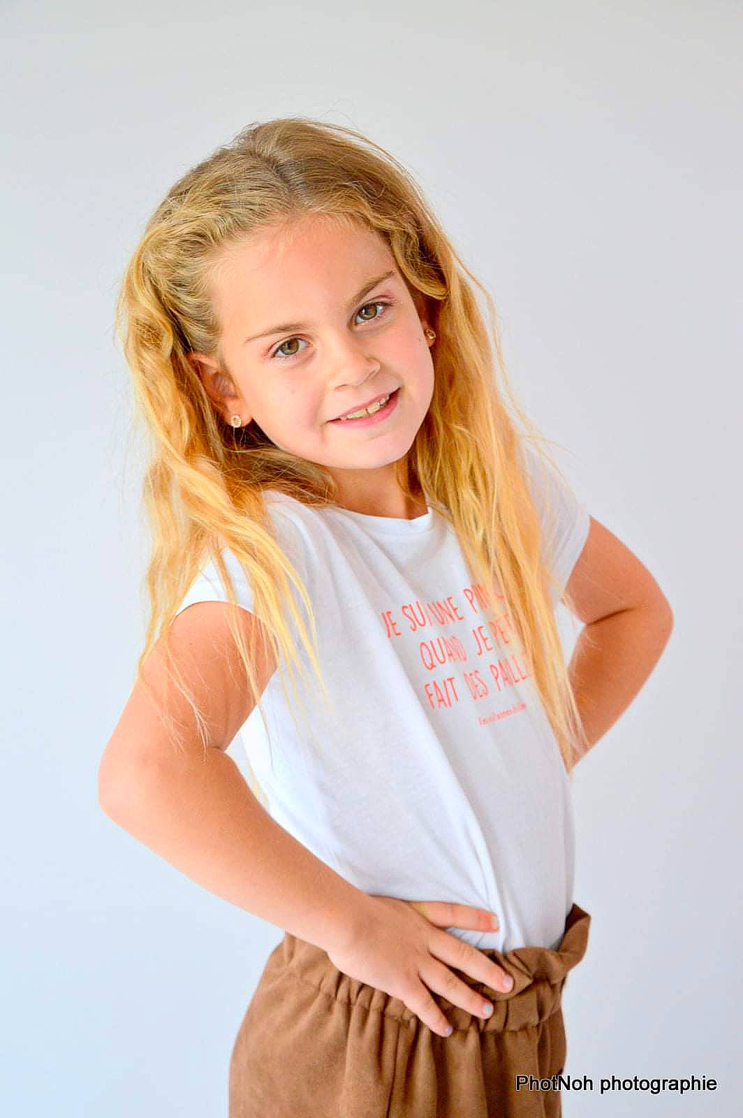 Lyloo participe au concours pour gagner de l'argent avec cette photo : day_dress, dress, eye, face, finger, flash_photography, gesture, hair, happy, head, human_body, joint, joy, lip, neck, one_piece_garment, person, skin, sleeve, smile