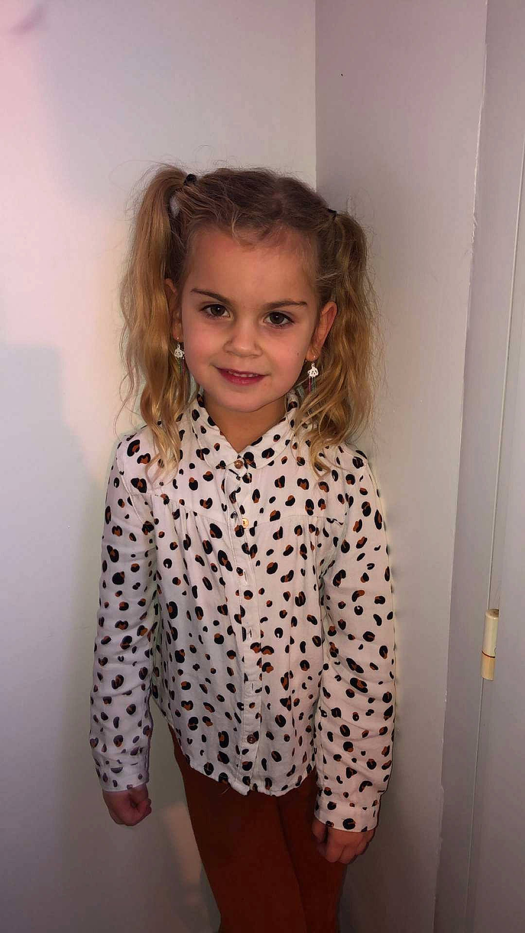 Lyloo participe au concours pour gagner de l'argent avec cette photo : blond, blouse, brown_hair, child, child_model, clothing, design, fur, hair, iris, joy, lip, long_hair, neck, outerwear, pattern, person, polka_dot, sleeve, toddler