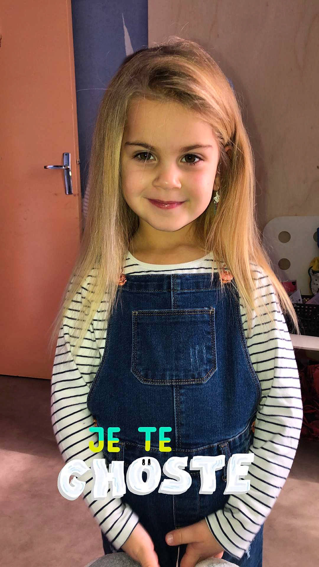 Lyloo participe au concours pour gagner de l'argent avec cette photo : blond, brown_hair, child, child_model, denim, fashion_accessory, jeans, joy, person, smile, toddler