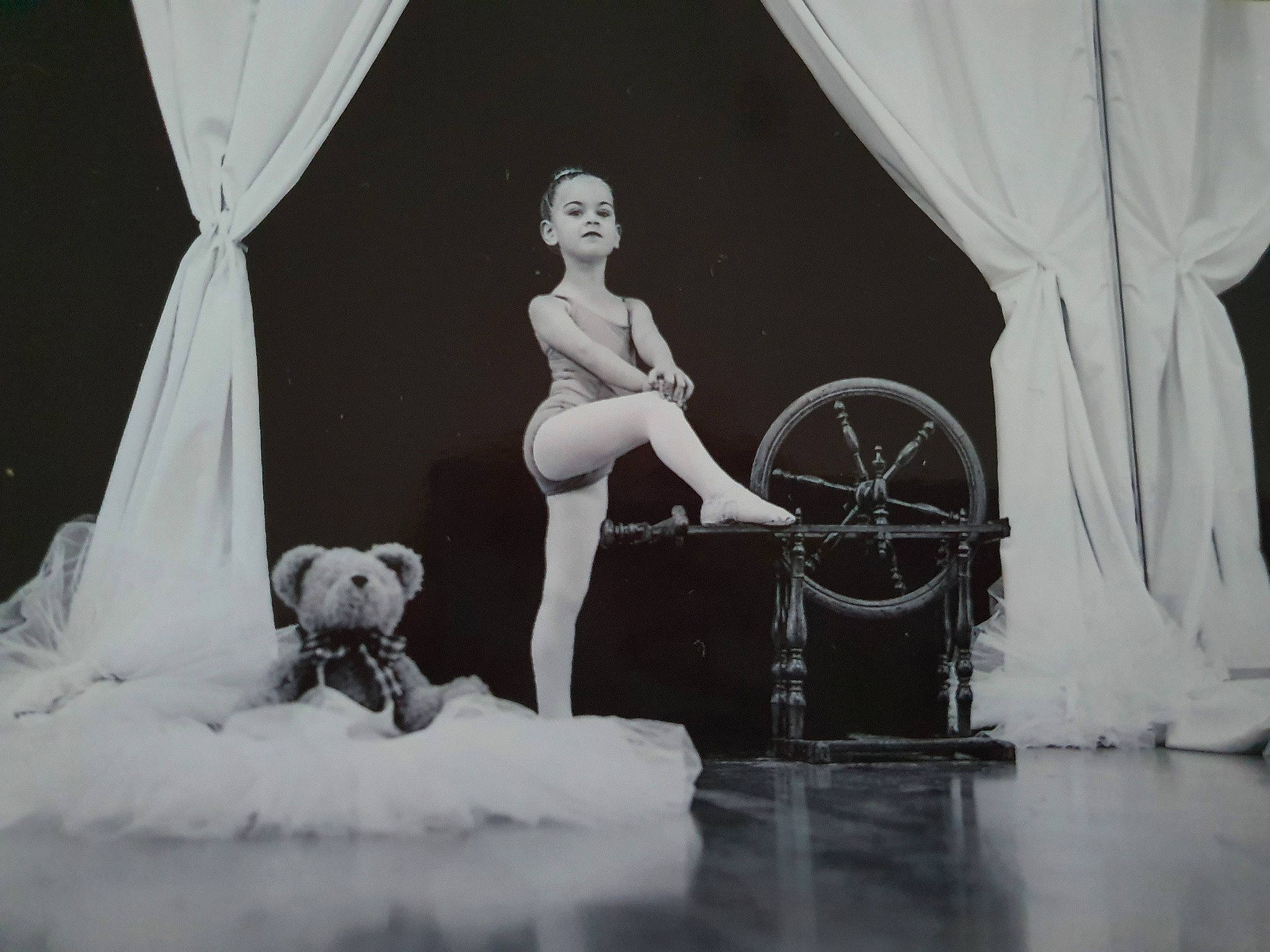 Lyloo a rejoint le concours — aidez-le/la à gagner de superbes lots ! art_model, black, black_and_white, canidae, dalmatian, interior_design, lady, leg, monochrome, monochrome_photography, non_sporting_group, performance, person, photograph, photography, stock_photography, style, visual_arts, white