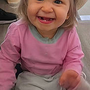 Maëlys a rejoint le concours — aidez-le/la à gagner de superbes lots ! toddler, child, smiling, hat, straw_hat, pink_shirt, sitting, floor, indoor, happy, face, person, cute, young_child, long_sleeve, clothing, footwear, light_skin, blonde_hair, casual