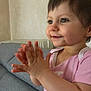 Selena a rejoint le concours — aidez-le/la à gagner de superbes lots ! toddler, child, clapping, pink_shirt, smiling, happy, indoor, couch, gray_couch, face, hands, person, young_child, cute, short_hair, home, wall, closeup, portrait, sitting