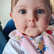 Selena a rejoint le concours — aidez-le/la à gagner de superbes lots ! baby, infant, face, close_up, bib, pacifier_clip, drool, cute, child, blue_eyes, clothing, pink, white, indoor, person, portrait, young_child, expression, head, skin