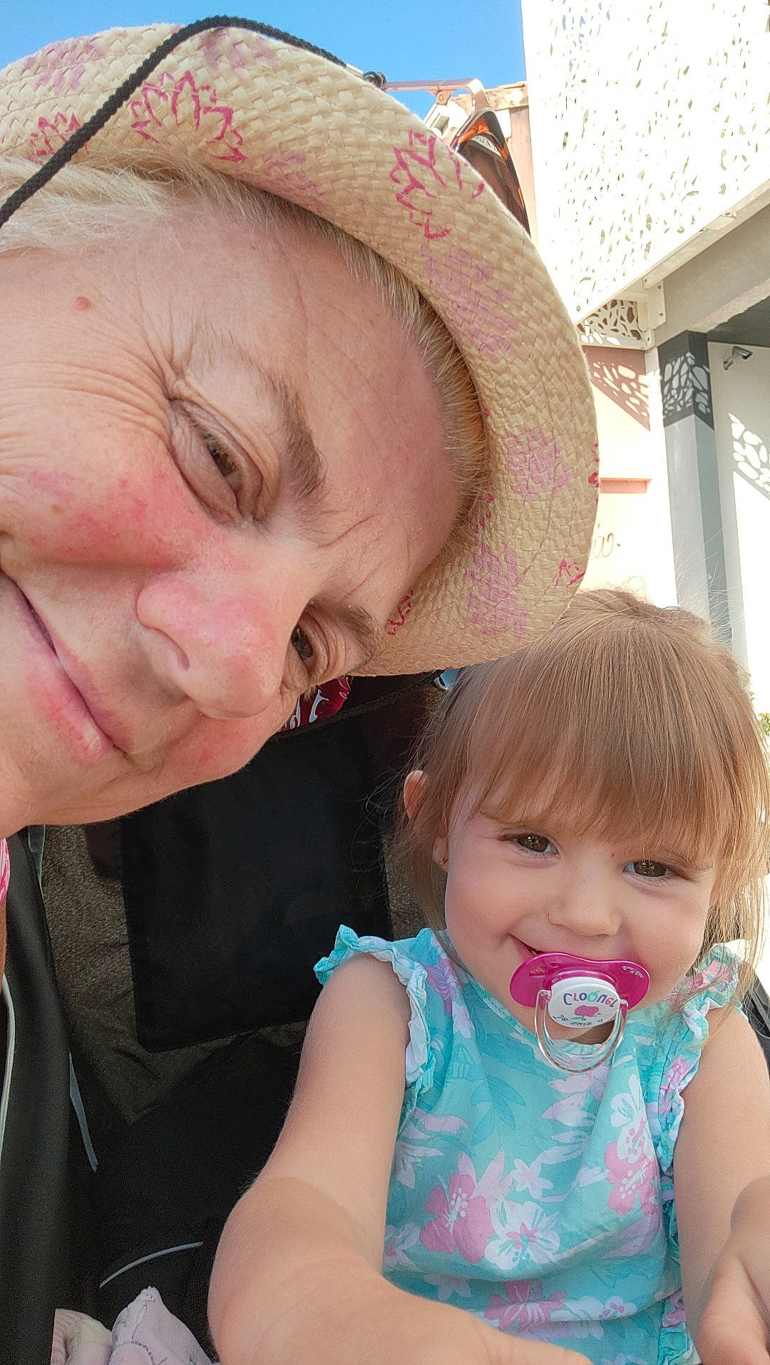 Dulas Madèlyna participe au concours pour gagner de l'argent avec cette photo : baby, baby_toddler_clothing, cheek, child, chin, eye, face, gesture, happy, hat, headwear, iris, joy, lip, mouth, nose, organ, person, pink, skin