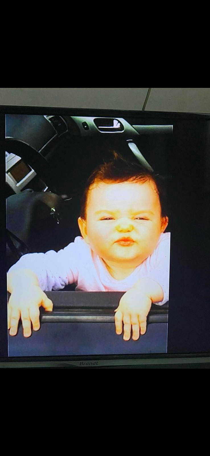 Alyssa a rejoint le concours — aidez-le/la à gagner de superbes lots ! audio_equipment, auto_part, automotive_design, automotive_exterior, automotive_mirror, display_device, electronic_device, flash_photography, flat_panel_display, gadget, multimedia, output_device, person, personal_luxury_car, rear_view_mirror, steering_wheel, technology, television, television_set, toddler