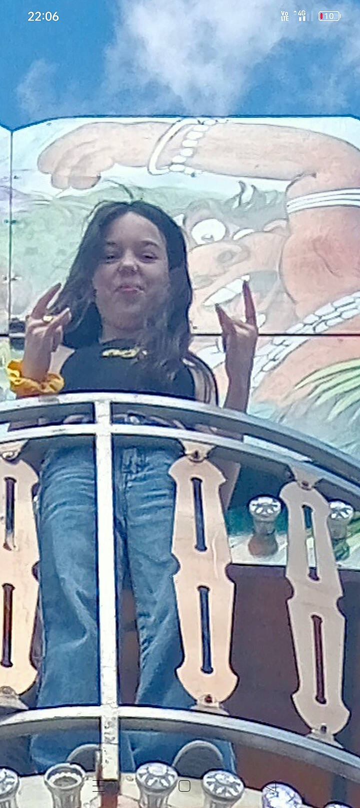 Elena participe au concours pour gagner de l'argent avec cette photo : azure, cool, crowd, electric_blue, event, fun, leisure, metal, mural, musician, person, sitting, t_shirt, tourism, transport, visual_arts