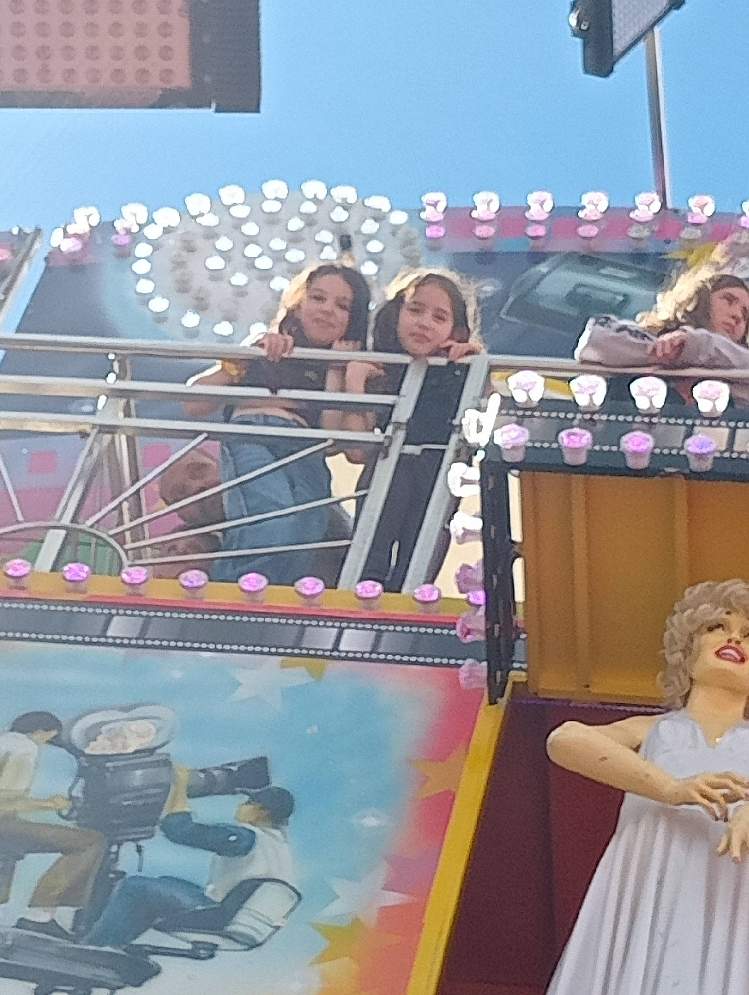 Elena participe au concours pour gagner de l'argent avec cette photo : advertising, amusement_park, animated_cartoon, animation, art, crowd, entertainment, event, fun, illustration, joy, leisure, person, public_event, recreation, stage, suit, t_shirt, tourism, vacation