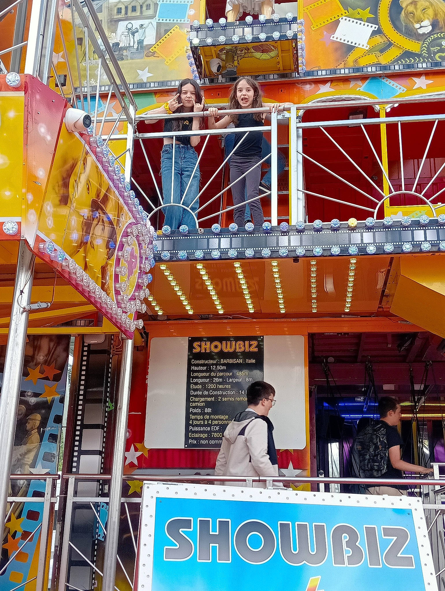 Elena a rejoint le concours — aidez-le/la à gagner de superbes lots ! advertising, amusement_park, amusement_ride, billboard, chair, city, crane, event, fun, leisure, nonbuilding_structure, people, person, product, recreation, snapshot, suit, t_shirt, tourism, tourist_attraction